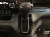 CVT車のセレクトレバーです。低速から高速まで、変速ショックのないスムーズな走りを実現するとともに、エンジン効率のよい領域を維持することで燃費にも貢献します。