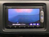 ギヤをR(バック)に入れるとナビの画面に後ろの映像が映るリアカメラ付です。後退時、コンディションが悪い視界でもカラーバックモニターがドライバーをサポートします。
