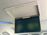 【後席モニター】家族や友人とお出かけする機会が多い方に大人気の後席モニターを装備!見やすい位置に画面がありテレビやDVDの視聴も快適!友達もお子様も、後席にしか乗らなくなるかも??