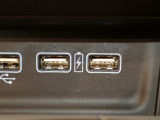 USBポートも装備されています、スマートフォンの充電やオーディオに連携も可能です、今や欠かせない装備の一つです!