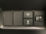ハンドルの右側にはヘットライトリベライザーとVSA(ABS+TCS+横滑り抑制)の解除スイッチがついています。ヘッドライトリベライザーは道路状況や積荷の加重に応じてライトの高さを調節できます。