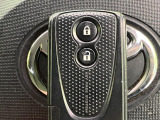 【スマートキー】カバンやポケットに入れたままでもドアの施錠・解錠が可能なスマートキーを装備。エンジンのオン・オフ時もカギを取り出す必要が無いからとっても便利です♪