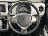インテリアに合わせたデザインのステアリングは、運転される方のことも考え、運転しやすい形状、大きさです。是非一度、実際に触ってお確かめください。