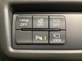運転席脇のクラスタースイッチ部分にはカメラ切り替えスイッチ、パーキングセンサー、その他走行系スイッチを集中配置しております。