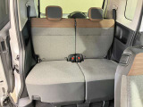 【後席】大人が足を組んでもくつろげるほどの広さ!後席スライド量もたっぷりで、運転席に近づけると、お子さまのケアもラクラク♪