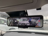 【スマートルームミラー】後方の映像を高精細モニターに映し出し、荷物や乗員で視界が遮られても安全に確認可能。夜間や雨天でもクリアな視界を確保する先進装備です。