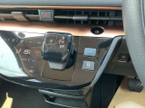 電気自動車およびe-POWER車特有の、軽い操作感なシフトレバー。パーキングブレーキは電磁式です。