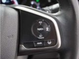 ◆アダプティブクルーズコントロール◆予め設定した車速内でクルマが自動的に加減速。前走車との適切な車間距離を維持しながら追従走行します。【LKAS】車線維持支援システムでステアリング操作を支援。