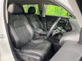 運転席まわりには十分なスペースがあり、大柄な方でもゆったり運転していただける環境です。