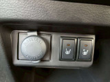 運転席と助手席にシートヒーター完備。12V/120Wのアクセサリーソケットです。