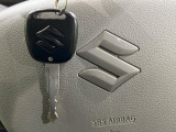 【キーレス】少し離れた場所からでもボタン一つでドアの開錠・施錠ができるのでとっても便利!ドアの鍵穴周りに傷をつけることもありません♪