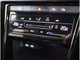 ★運転席と助手席側を独立して温度調節できるオートエアコンを標準装備。SYNCで左右の温度を同調させることも可能です。
