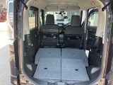 後席を全て倒して、荷物専用のスペースにした状態です。これなら長いものも積めますし、ご旅行や趣味に活用できますね。