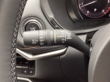 レバーをAUTOの位置にしているとき、レインセンサーが雨を感知すると、雨量に応じてワイパーが自動で作動してくれるオートワイパーを装備!設定変更で非作動にすると、間欠作動に固定されます。