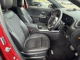 ドアを開けるとAMGらしいスポーティな内装が目に入ります。第一印象を高めます。