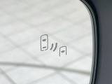 【ブラインドスポットモニター】走行中、ドアミラーの死角になりやすい箇所に後続車が接近するとサイドミラーのレンズに警告を表示!ドライバーに注意喚起をしてくれます。