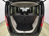 開口部も広く荷物の積み下ろしもしやすいお車となっております。シートの背もたれは5:5の割合で背もたれを可倒でき、前後のシートスライドもできるので荷室をひろげることができます。