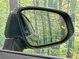 【ブラインドスポットモニター】走行中、ドアミラーの死角になりやすい箇所に後続車が接近するとサイドミラーのレンズに警告を表示!ドライバーに注意喚起をしてくれます。
