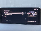 【スマート・ブレーキ・サポート】 高精度で検知できるミリ派レーダーで先行車を捕捉。走行中に、車間距離の変化に応じて警報。基準値を超えた場合に、段階的にブレーキを作動します。