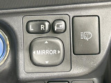 【電動格納ミラー】サイドミラーは電動格納式となっており、狭い駐車場でもキズがつくリスクを抑えられます。