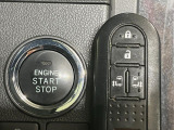 【キーフリーシステム】カバンやポケットに入れたままでもドアの施錠・解錠が可能なスマートキーを装備。エンジンのオン・オフ時もカギを取り出す必要が無いからとっても便利です♪