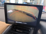 リバース連動のリアカメラを標準装備、ステアリング感応型ガイドラインが車庫入れを支援してくれます