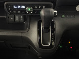 CVT車のセレクトレバーです。低速から高速まで、変速ショックのないスムーズな走りを実現するとともに、エンジン効率のよい領域を維持することで燃費にも貢献します。