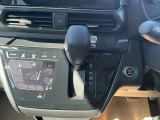 タブレット端末のようなタッチパネル式のオートエアコン採用。凹凸のない滑らかな表面で操作感を高めています。