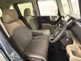 座面も厚みがあり背もたれも高く、広い足元にゆったり座れるシートです。運転席と助手席の間が空いている為、助手席側への移動がスムーズです。交通量の多い道でも助手席側から乗り降りができます。