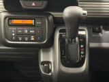 CVT車のセレクトレバーです。低速から高速まで、変速ショックのないスムーズな走りを実現するとともに、エンジン効率のよい領域を維持することで燃費にも貢献します。
