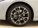 【BMWアロイホイル】軽量かつ強度に拘ったアロイホイル。走行性能ポテンシャルを引き出す設計。車の足元を引き締めてくれる大きなポイントはアロイホイルです。