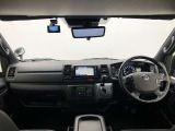 シンプルながら機能性あふれる運転席廻りです。視界性もよく、運転しやすいですよ。