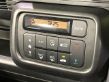 【オートエアコン】一度お好みの温度に設定すれば、車内の温度を検知し風量や温度を自動で調整。暑い&hellip;寒い&hellip;と何度もスイッチ操作をする必要はありません。快適な車内空間には必須の機能ですね♪