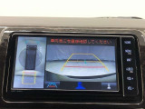 車の全周囲の画像が表示されます。運転席から見づらい個所なども、上空から見たような映像で確認できます。映像のきりかえも出来、後方確認だけでなく大変便利な機能です。