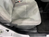 痛みの出やすい運転席シートの角、フロアマット、座面、ともに良好です