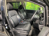 運転席まわりには十分なスペースがあり、大柄な方でもゆったり運転していただける環境です。