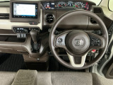 【ハンドル】運転にかかわる様々な操作を安全に行えるように視点移動が少なく操作性に配慮されたスイッチ類が凝縮されたコックピットです。