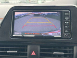 【バックモニター】後方の障害物や歩行者を確認できるバックモニター。狭い駐車場や混雑した場所でも安心して車を操作できます。