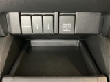 アクセサリーソケットはUSBのアダプターなどをつければ、スマホの充電にも使えます。横にはナビゲーション用の外部入力可能なUSB端子やHDMI端子がついており、周辺には物が置けるトレーがついています。