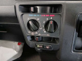 シンプルで使いやすいマニュアルエアコン。適切に操作することで快適な車内環境を保つことができます。
