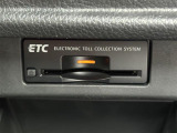 【ETC】有料道路を利用する際に料金所で停止することなく通過できる、ETC車載器(ノンストップ自動料金収受システム機器)が装備されています。セットアップを行うことで利用可能になります。