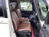 【ベンチシート】運転席と助手席の移動もスムーズ!狭い駐車場での乗り降りや、お子様の乗り降りにも便利です。座席の間にコンソールボックスやドリンクホルダーがないため、車内空間が広く感じます。