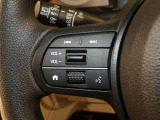 【ステアリングリモコン】ステアリングにオーディオ調節可能なスイッチが装備されていますので運転中でも視線をそらさずにオーディオの調節が可能です!