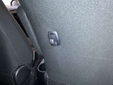 使わない時はスッキリ収納できるシートバックにある純正の便利フックです。