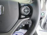 ハンドル右側はクルーズコントロールのスイッチを装備しています。運転中の操作も安心して行えます。