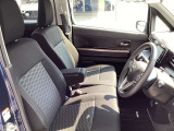 体をしっかり支えるシート形状で、運転姿勢を安定させやすい運転席。アームレスト付きで長時間の運転でも姿勢を保ちやすく、日常使いに配慮された空間です。