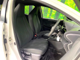 運転席まわりには十分なスペースがあり、大柄な方でもゆったり運転していただける環境です。