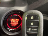 【Hondaスマートキー】カバンやポケットに入れたままでもドアの施錠・解錠が可能なスマートキーを装備。エンジンのオン・オフ時もカギを取り出す必要が無いからとっても便利です♪