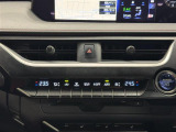 【左右独立オートエアコン】左右独立型、いわゆるデュアルエアコンです。運転席と助手席でそれぞれお好みの温度を設定可能です。