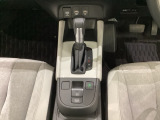 CVT車のセレクトレバーです。低速から高速まで、変速ショックのないスムーズな走りと、エンジン効率のよい領域を維持して燃費にも貢献します。サイドブレーキはスイッチ操作の電子制御パーキングブレーキです。